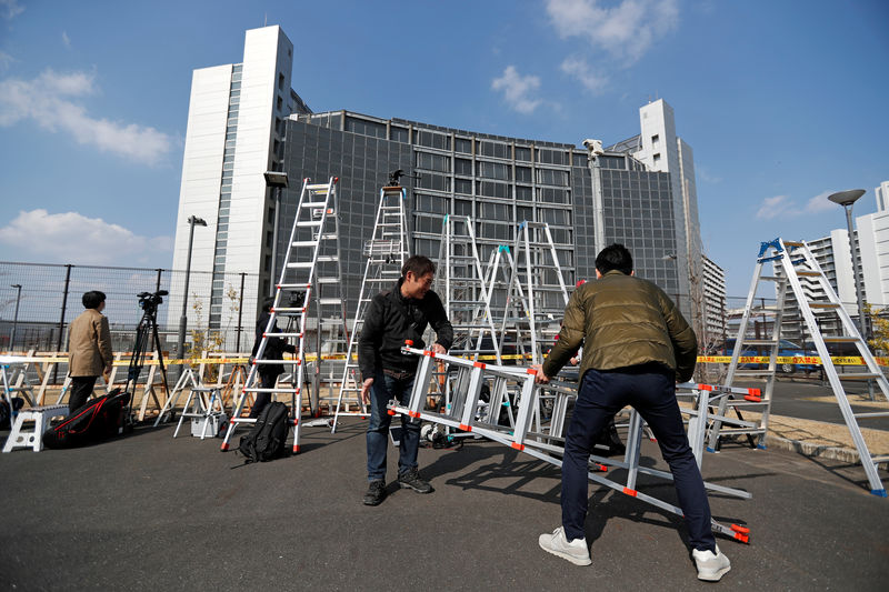 © Reuters. Media personnel are seen outside the Tokyo Dentention Center where ousted Nissan Motor Co. Ltd. chairman Carlos Ghosn is detained, in Tokyo