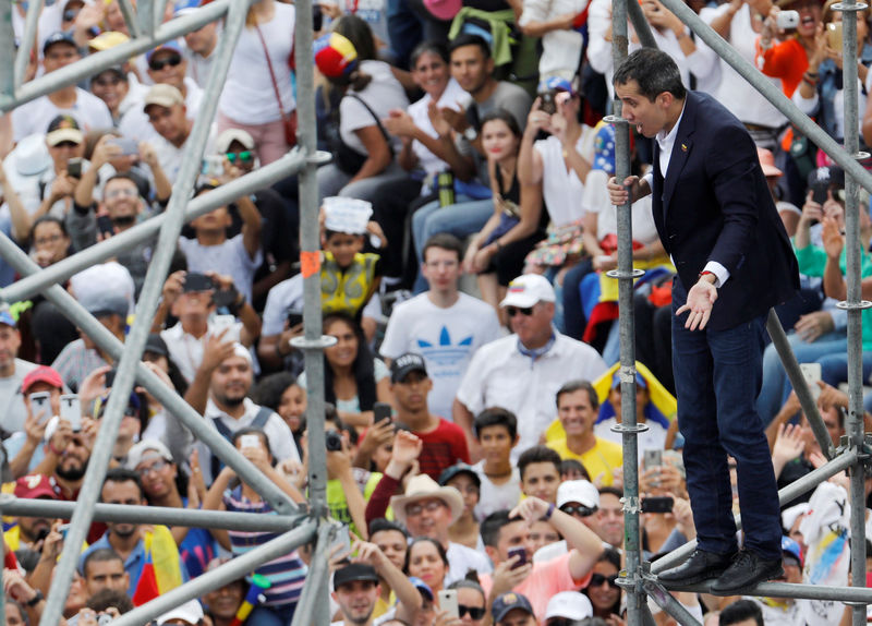 © Reuters. El líder opositor venezolano Juan Guaidó saluda a partidarios en un acto en Caracas.