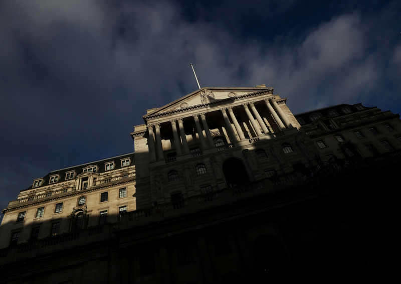 © Reuters. FILE PHOTO: The Bank of England is seen in the City of London