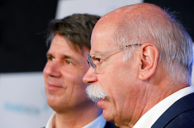 © Reuters. Harald Kruger, CEO and Chairman of the Board of Management of BMW AG and Dieter Zetsche, CEO of Daimler AG, attend a news conference to present plans for combining the companies' car-sharing businesses, in Berlin