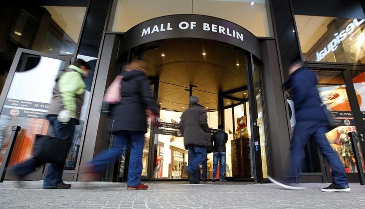 © Reuters. People walk into the the Mall of Berlin shopping centre in Berlin