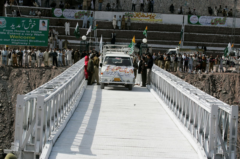 © Reuters. FILE PHOTO: First vehicle crosses bridge during cross-border trade at Kaman Post