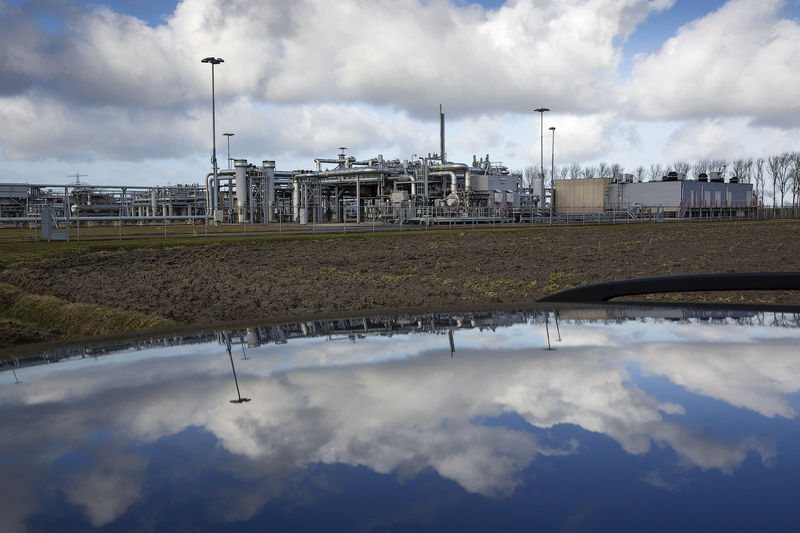 © Reuters. A view of a gas production plant is reflected in the roof of a car in 't Zand in Groningen