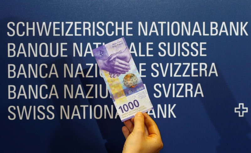 © Reuters. An employee of Swiss National Bank (SNB) presents the new 1,000-franc banknote in Zurich