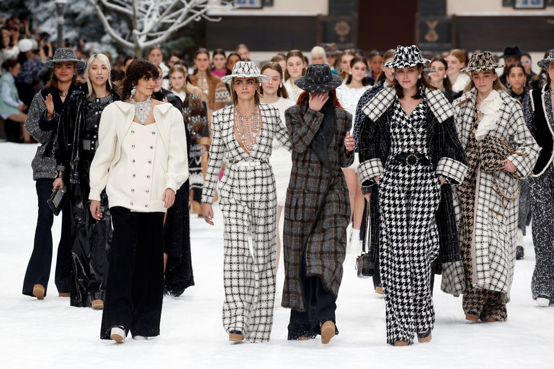 © Reuters. Chanel despide a Lagerfeld con un deslumbrante desfile de su última colección