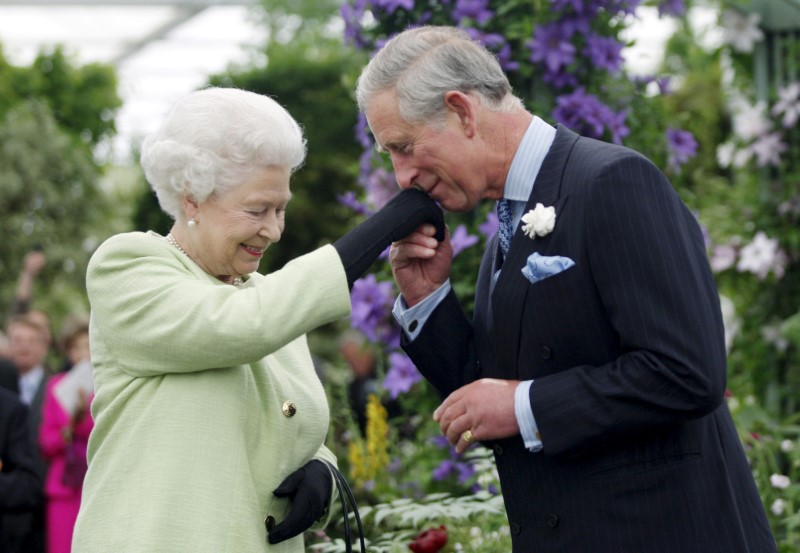 © Reuters. Isabel II conmemora el 50 aniversario de la investidura de Carlos como príncipe de Gales