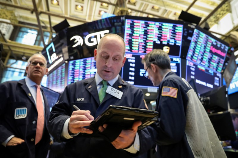 © Reuters. Traders work on the floor of the NYSE in New York