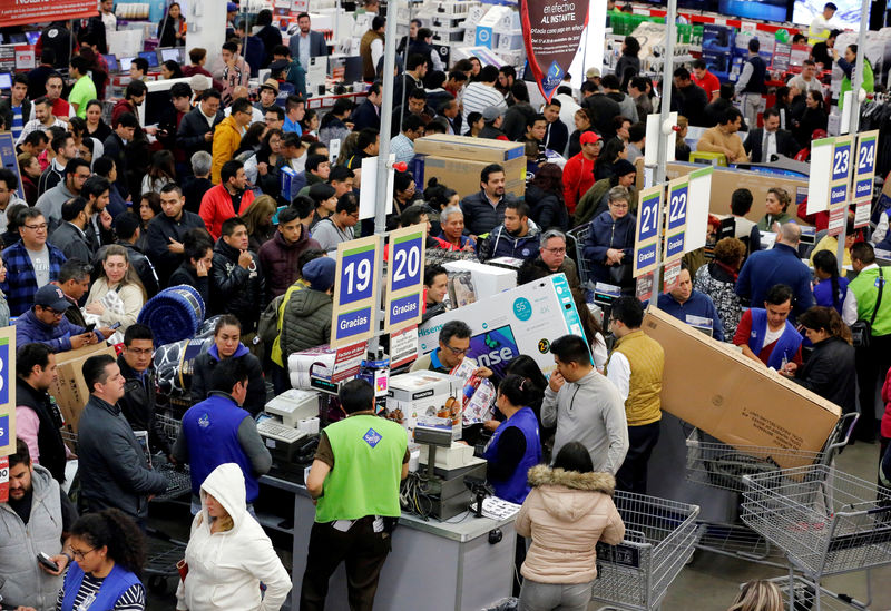 © Reuters. FILE PHOTO: Shoppers wait in line to pay for purchases as the holiday shopping season kicks off with 'El Buen Fin' (The Good Weekend), at a Sam's Club store, in Mexico City