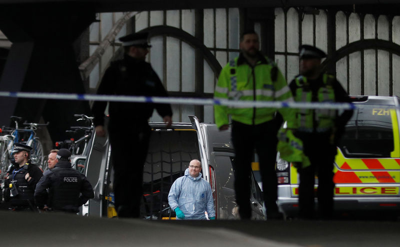 © Reuters. إرسال 3 قنابل صغيرة إلى مطارين ومحطة قطارات في لندن