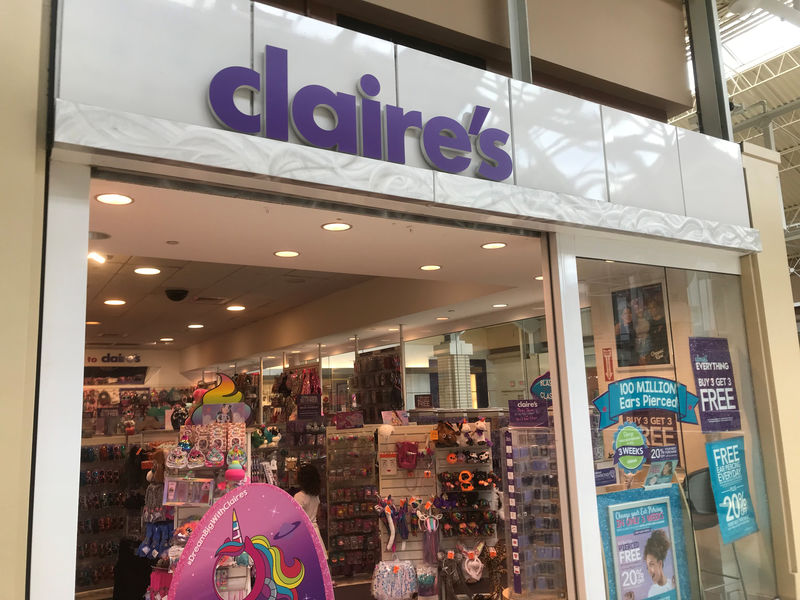 © Reuters. FILE PHOTO - A Claire’s store is pictured in the Newport Mall in Jersey City