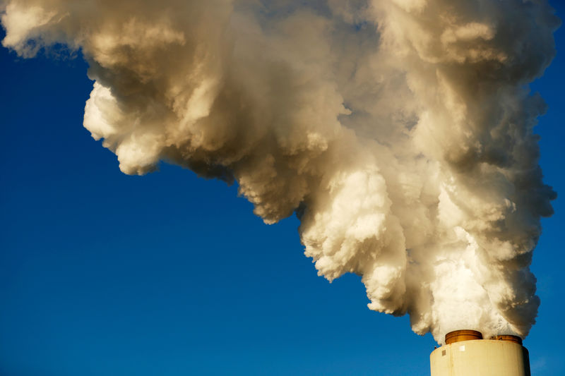 © Reuters. FILE PHOTO - Steam rises from Duke Energy’s Marshall Power Plant in Sherrills Ford