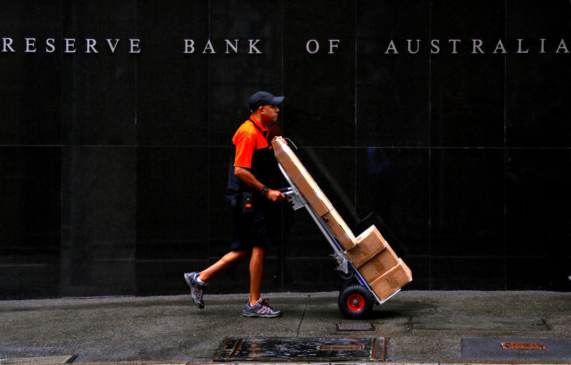 ©路透社。 文件照片：一名送包裹的工人将手推车推过澳大利亚悉尼市中心的澳大利亚储备银行大楼