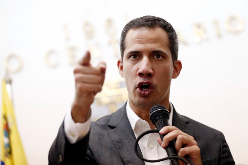 © Reuters. Venezuelan opposition leader Juan Guaido attends a meeting with public employees in Caracas