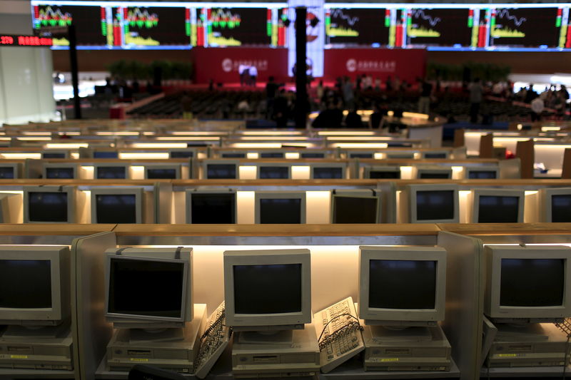© Reuters. FILE PHOTO: Computers are seen on the trading floor at the Shanghai Stock Exchange in Lujiazui Financial Area before Britain's Chancellor of the Exchequer George Osborne's visit in Shanghai