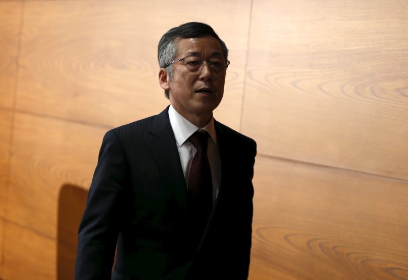 © Reuters. FILE PHOTO: Bank of Japan board member Harada leaves a news conference at the BOJ headquarters in Tokyo