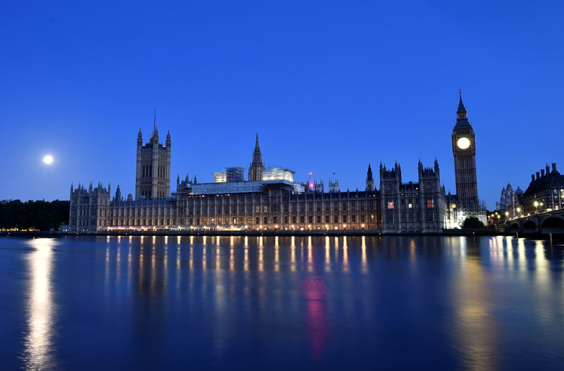 ©路透社。 文件照片：太阳升起在伦敦的议会大厦