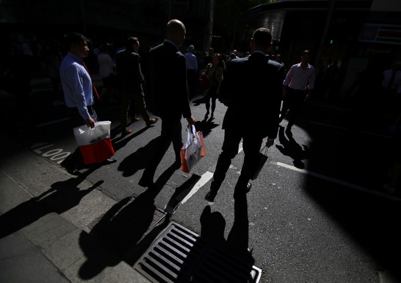 © Reuters. Workers walk on the streets of Sydney, Australia