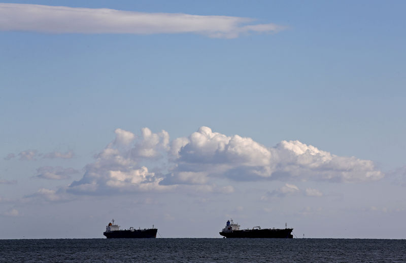 © Reuters. Нефтяные танкеры у терминала Фос-Лавера вблизи Марселя