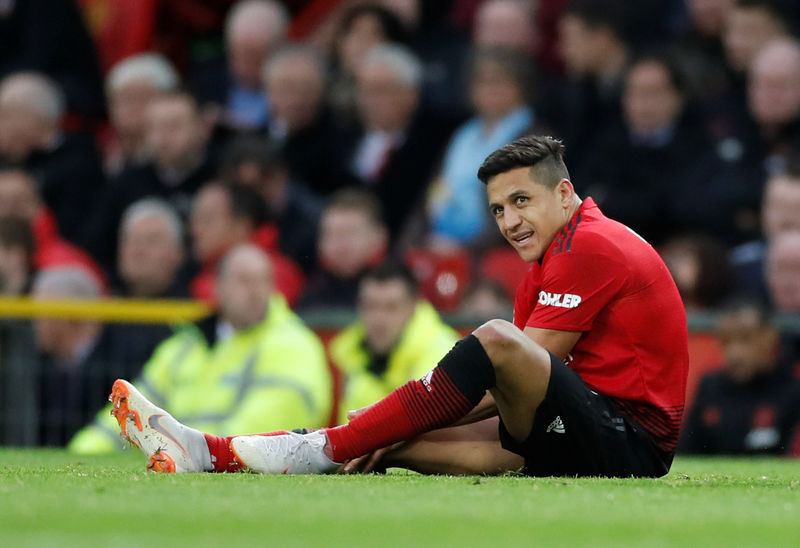 © Reuters. Alexis Sánchez, del Manchester United, reacciona tras sufrir una lesión en el partido contra el Southampton