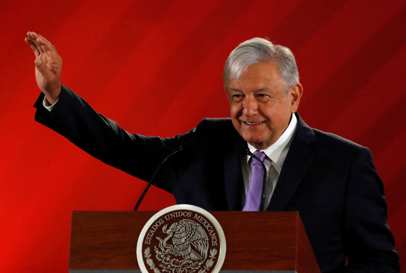 © Reuters. El presidente de México, Andrés Manuel López Obrador, gesticula durante una de sus conferencias de prensa cotidianas en Palacio Nacional en Ciudad de México