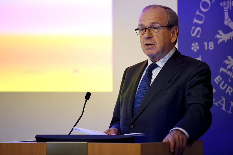 © Reuters. FILE PHOTO: Bank of Finland Governor Erkki Liikanen speaks during a news conference in Helsinki