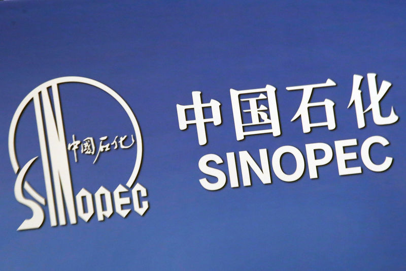 © Reuters. FILE PHOTO: The company logo of China’s Sinopec Corp is displayed at a news conference in Hong Kong