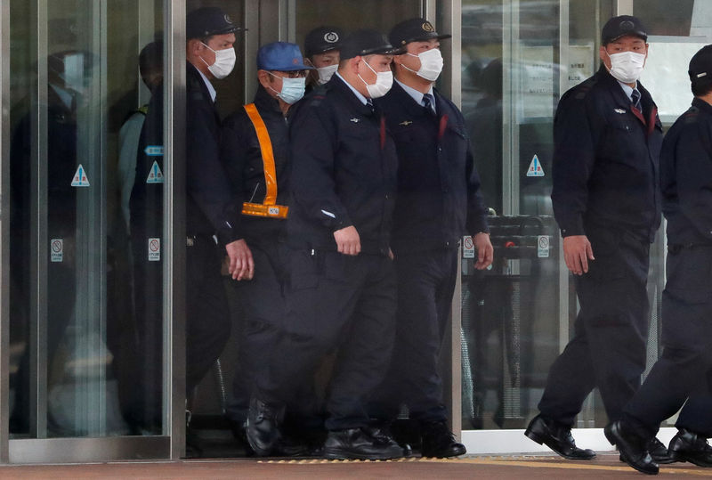 © Reuters. هيئة الإذاعة والتلفزيون اليابانية: غصن يغادر مركز احتجاز بطوكيو
