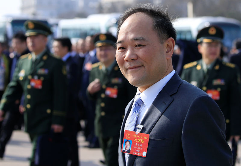 © Reuters. NPC delegate and Geely Chairman Li Shufu leaves the Great Hall of the People after a meeting ahead of National People's Congress (NPC), China's annual session of parliament, in Beijing