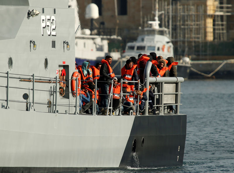 © Reuters. Un patrullero de las Fuerzas Armadas de Malta que lleva a 87 migrantes rescatados llega al puerto Marsamxett de La Valeta