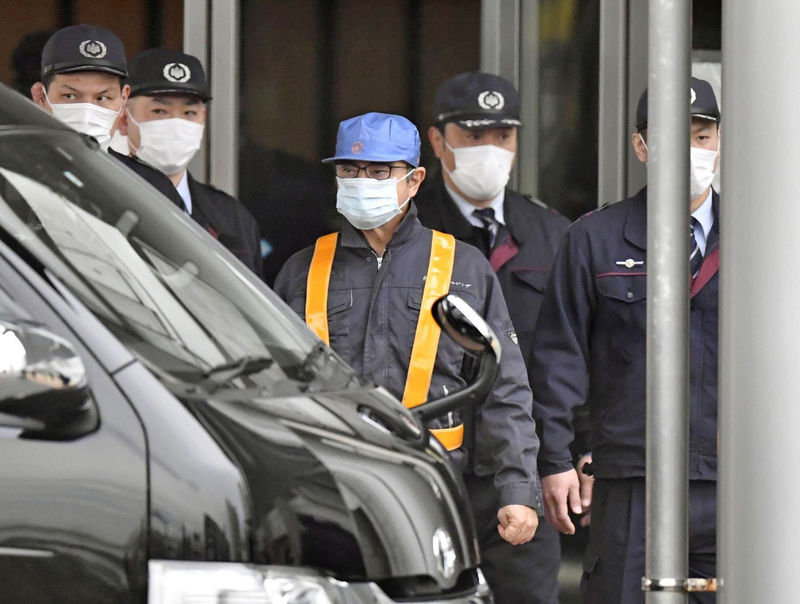 © Reuters. A person believed to be former Nissan Motor Chairman Carlos Ghosn leaves the Tokyo Detention House in Tokyo