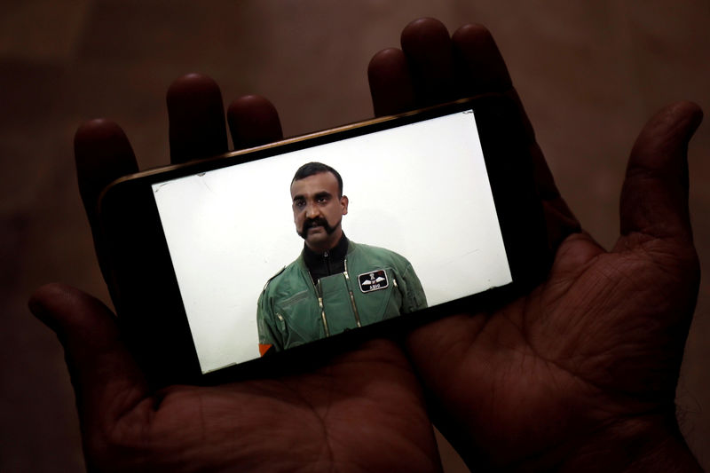 © Reuters. شارب الطيار الذي أطلقت باكستان سراحه .. موضة في الهند