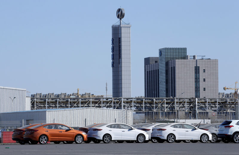 © Reuters. FILE PHOTO: Hyundai cars are seen at a plant of Hyundai Motor Co on the outskirts of Beijing