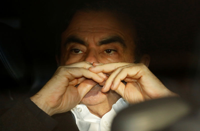 © Reuters. Former Nissan Motor Chairman Carlos Ghosn sits inside a car as her leaves his lawyer's office after being released on bail from Tokyo Detention House, in Tokyo