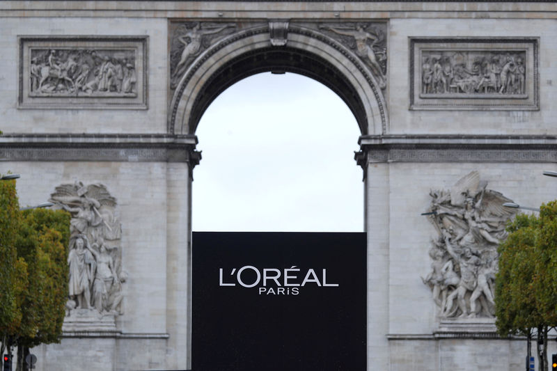 © Reuters. FILE PHOTO: The logo of French cosmetics group L'Oreal is seen in front of the Arc de Triomphe during a public event in Paris