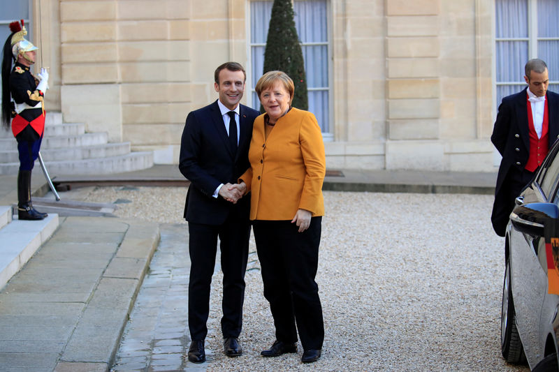 © Reuters. FFrench President Emmanuel Macron greets German Chancellor Angela Merkel at the Elysee Palace in Paris