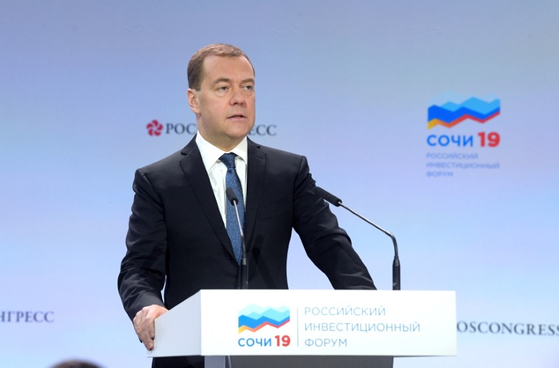 © Reuters. Russia's Prime Minister Medvedev delivers a speech during a meeting at the Russian Investment Forum in Sochi