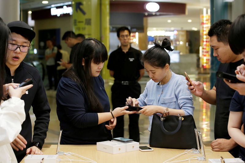 © Reuters. Cliente comprando Iphone após nova queda de preço na China