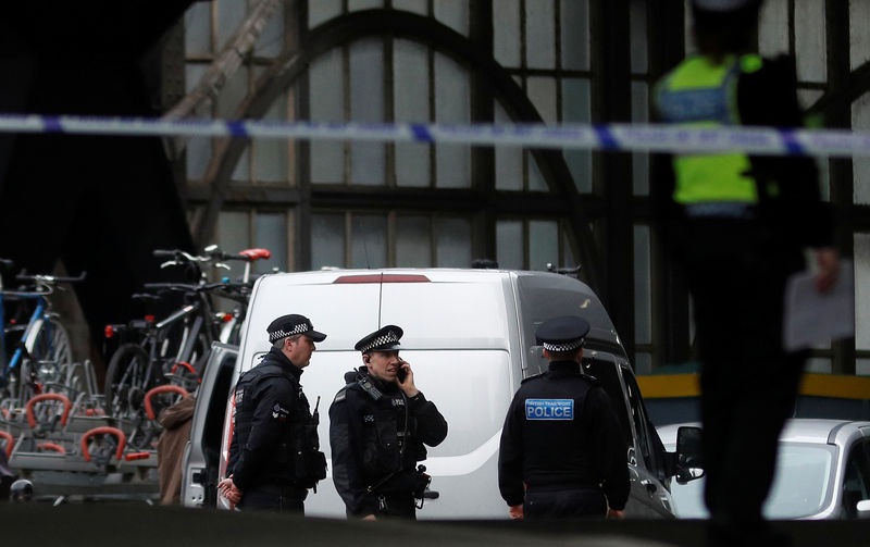 © Reuters. Policiais isolam área na estação de Waterloo, em Londres