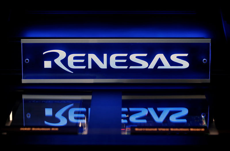 © Reuters. Renesas Electronics Corp's logo is seen on its product at the company's conference in Tokyo