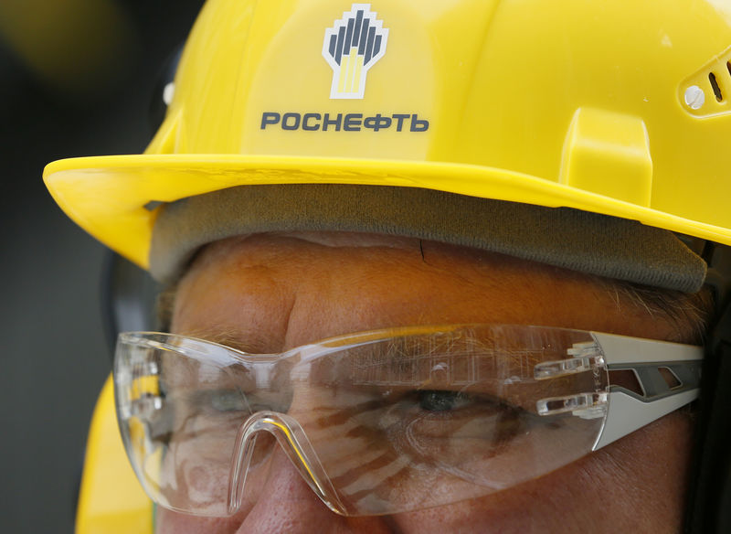 © Reuters. FILE PHOTO: An employee works at the Achinsk refinery owned by Rosneft in Russia's Krasnoyarsk region