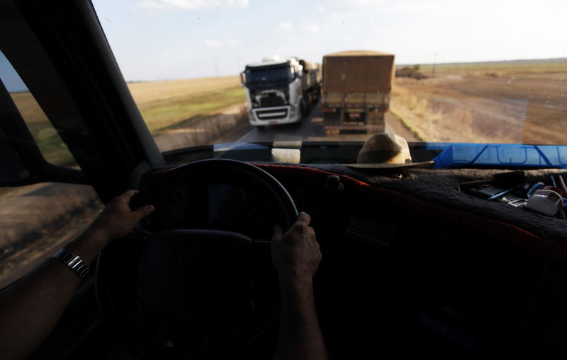 © Reuters. Motorista dirige caminhão na BR-163