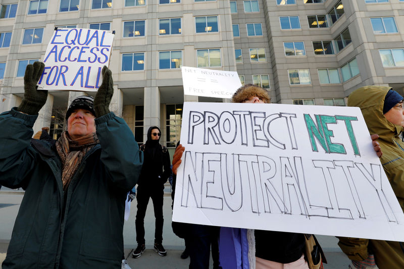 © Reuters. FILE PHOTO: FILE PHOTO: Net neutrality advocates rally in front of the Federal Communications Commission in Washington