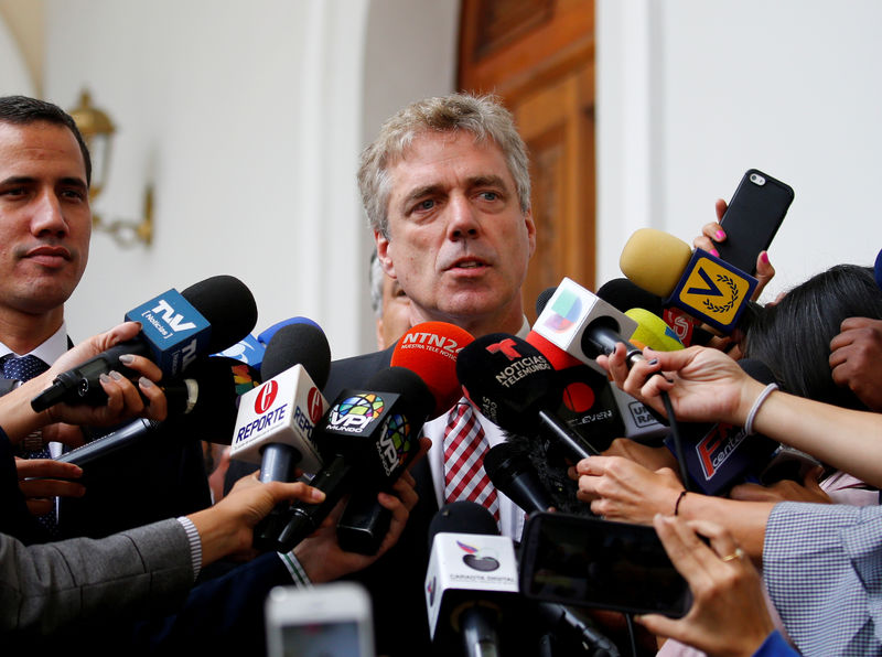 © Reuters. Embaixador alemão na Venezuela, Daniel Kriener, concede entrevista ao lado de Juan Guaidó em Caracas