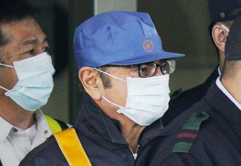 © Reuters. Carlos Ghosn deixa a prisão usando boné, máscara e uniforme