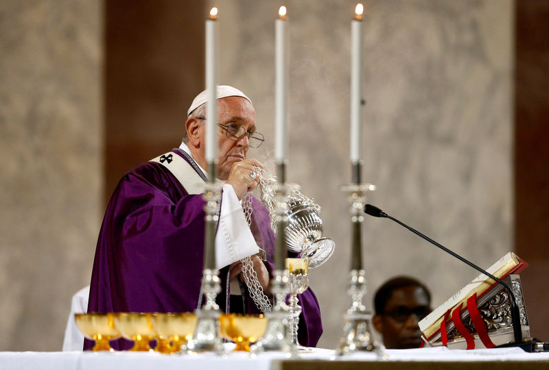 © Reuters. Papa Francisco durante missa da Quarta-Feira de Cinzas em Roma