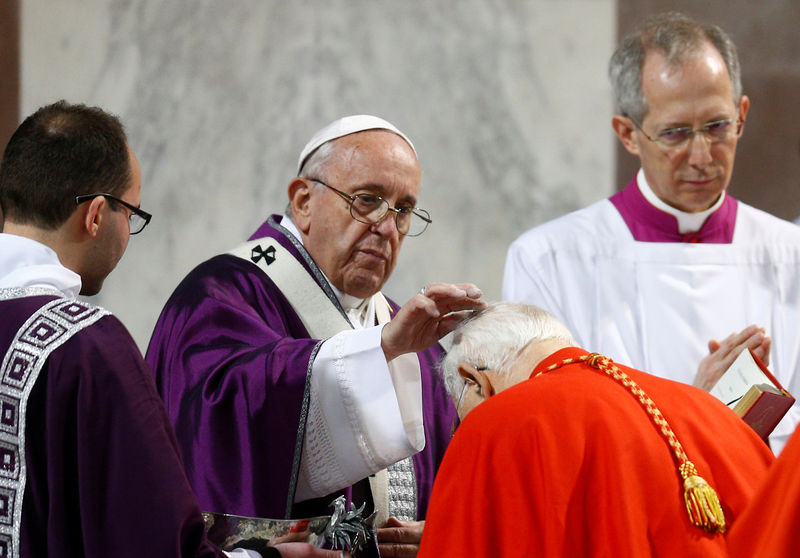 © Reuters. El papa Francisco oficia la misa del Miércoles de Cenizas en Roma