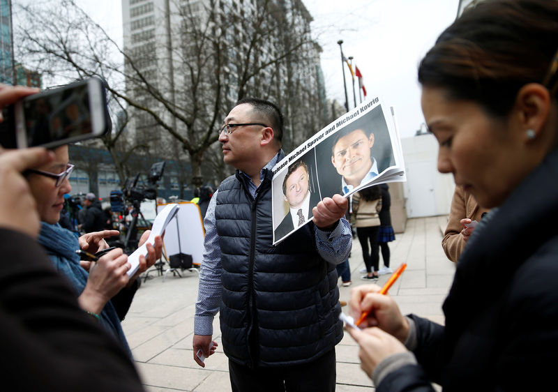 © Reuters. Huang holds a sign calling for China to release Canadian detainees Spavor and Kovrig during an extradition hearing for Huawei Technologies Chief Financial Officer Meng Wanzhou at the B.C. Supreme Court in Vancouver