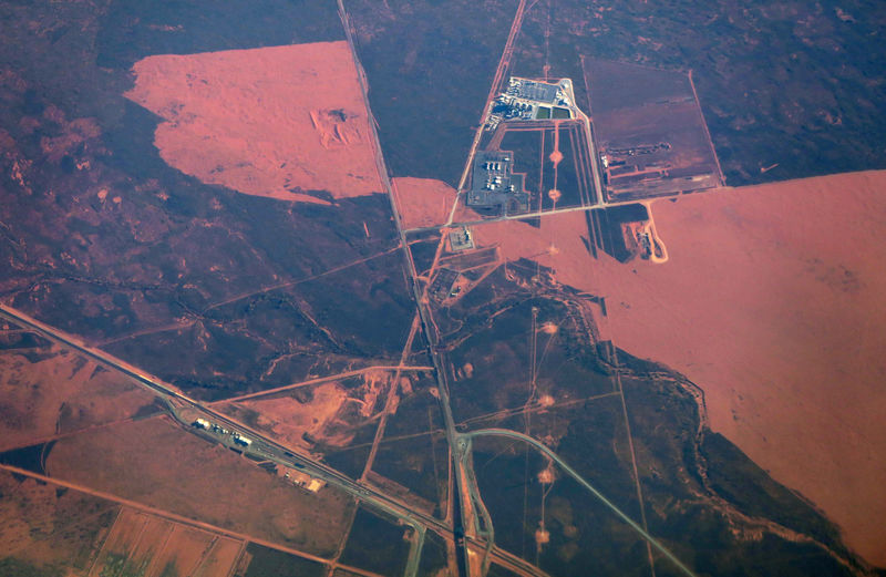 © Reuters. FILE PHOTO - Iron ore mining operations, including a rail network, can be seen in outback Western Australia near the city of Port Hedland