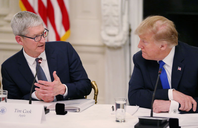 © Reuters. Apple CEO Cook and U.S. President Trump participate in American Workforce Policy Advisory Board meeting at the White House in Washington