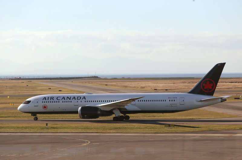 © Reuters. FILE PHOTO: An Air Canada Boeing 787 airplane is pictured at Vancouver's international airport in Richmond,